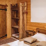 Dolyna Mykolaya Деревянный коттедж Мигово
